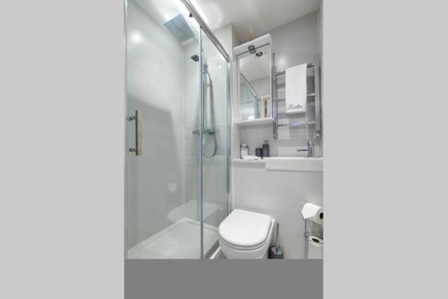 Three Bedroom Apartment By Beautiful Park Londres Exterior foto